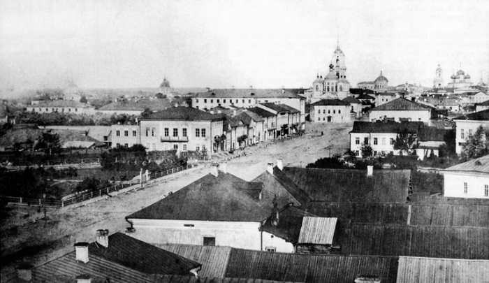 Панорама центральной части города от площади Детских садиков (парк в правой части кадра) в сторону Почтовой площади. Вид с водонапорной башни городских общественных бань..png