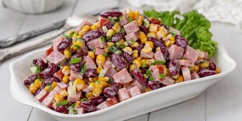 Salat-s-kuricej-fasolyu-i-kukuruzoj_1698067892-e1698067928444_1703136657-630x315.jpg