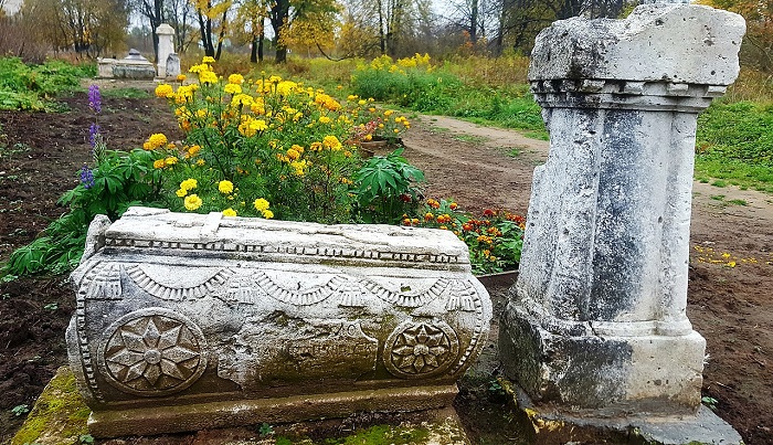 Памятник купцам Светогоровым.jpg