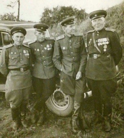 13 34-й Отдельный инженерный батальон Ленинградского фронта Пётр Алексеевич Заводчиков (первый справа).jpg