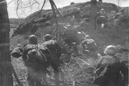 22 Красноармейцы в Полежаевском парке, Урицк, 25 апреля 1942 года.jpg
