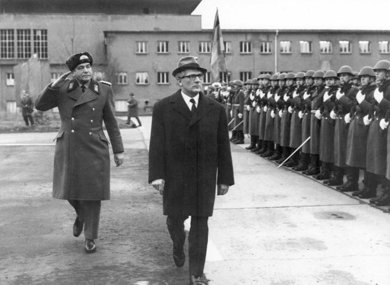 Bundesarchiv_Bild_Y_10-1908-80,_NVA-Truppenbesuch_Erich_Honecker.jpg