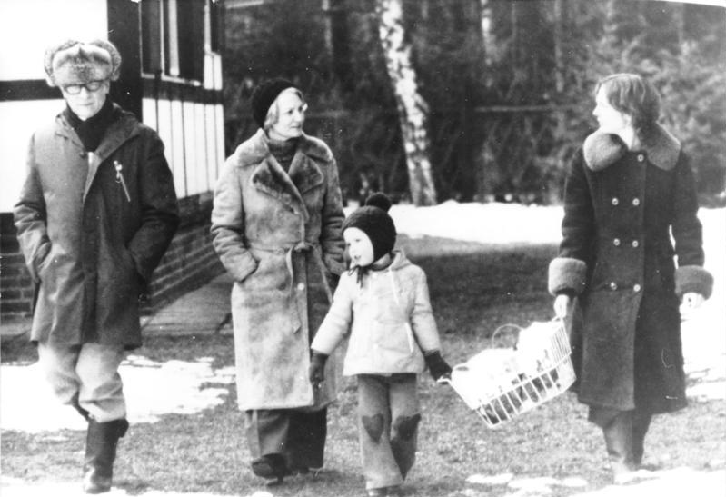 Bundesarchiv_Bild_183-W0910-321,_Familie_Honecker_beim_Spaziergang_im_Winter.jpg
