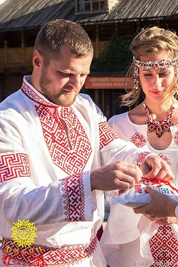f6ad7e98656c0caf6758136cc0w6--russkij-stil-rubaha-lnyanaya-oberezhnaya-s-poyasom.jpg
